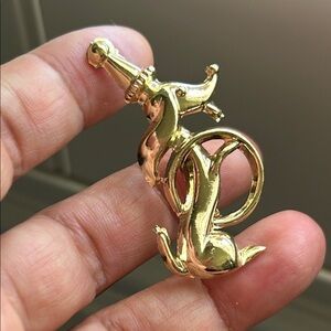 🖤1960s Vintage Gold-tone Dachshund Circus Dog Brooch by Unmarked Volupte